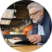 e circle man in restaurant